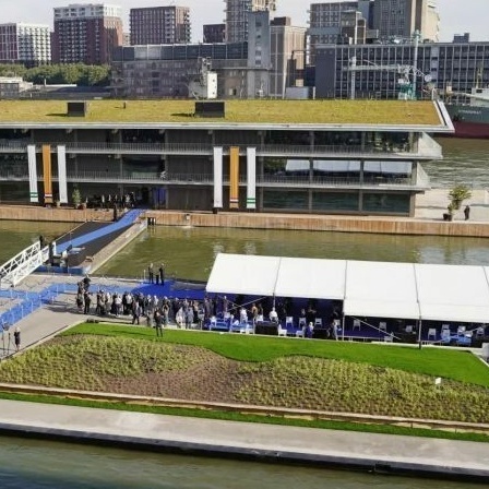 В Роттердаме построен самый большой в мире плавучий офис с учетом изменений климата