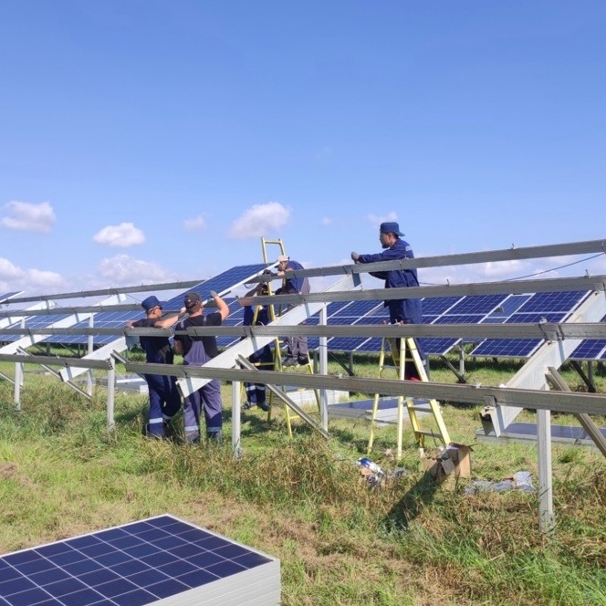 Обучение студентов на предприятии солнечной энергетики